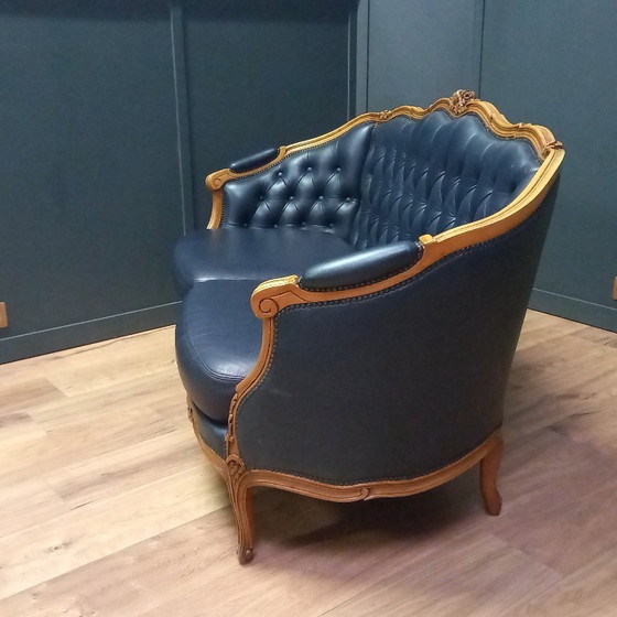 Image 1 of Irresistibile divano Chesterfield vittoriano a due posti in blu navy: un vero colpo d'occhio!