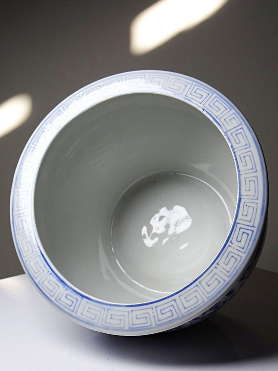Image 1 of Maceta de porcelana china antigua azul y blanca con decoración vegetal.