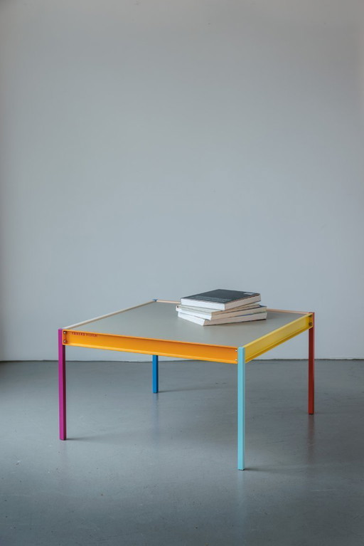 Table basse moderne colorée, simple, ludique - Design épuré et compact par Klaus Ebbers