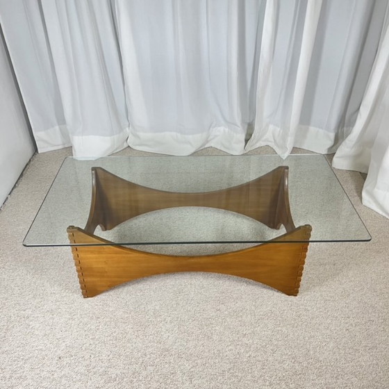 Image 1 of Sculpturale salontafel van mahoniehout en glas – Europa, jaren 70