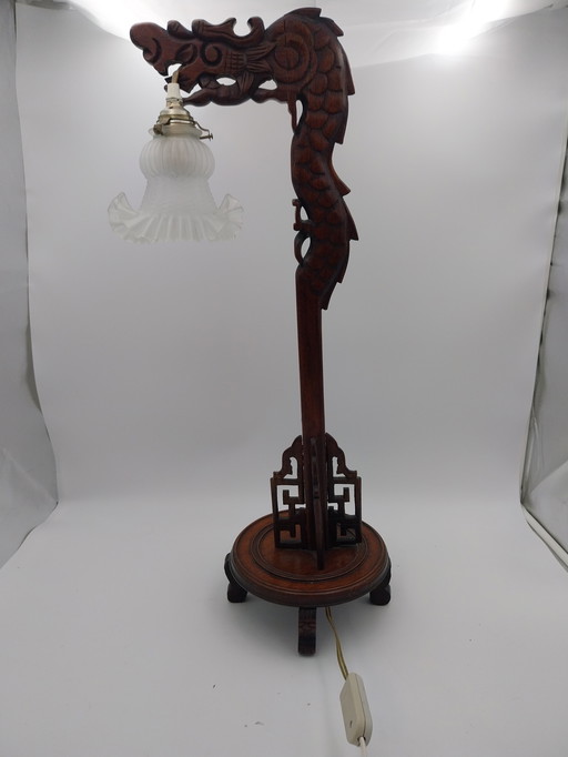 Lámpara de mesa china con motivo de dragón tallado