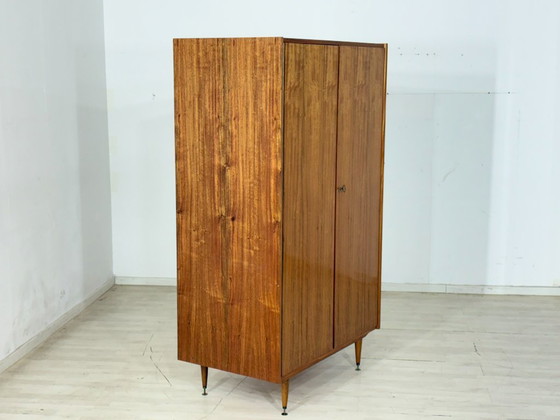 Image 1 of Armadio vintage degli anni '60: impiallacciatura in noce di grande effetto e design di metà secolo.