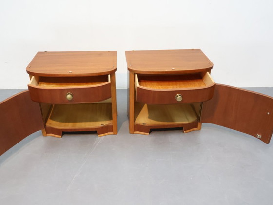 Image 1 of Ensemble de tables de chevet vintage en acajou avec poignées en laiton