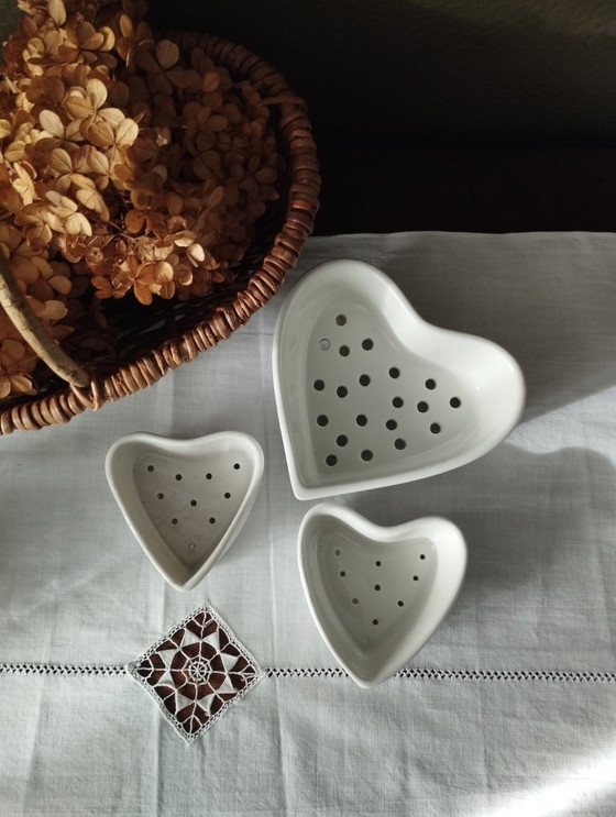 Image 1 of Set di 3 stampi per formaggio vintage a forma di cuore