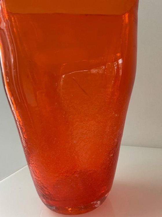 Image 1 of Jarrón soplado a mano en vidrio naranja intenso.