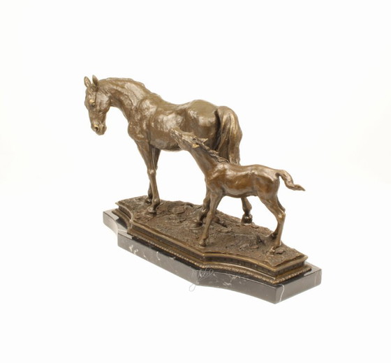 Image 1 of Große Bronzeskulptur einer Stute mit Fohlen auf Marmorsockel, signierte Kunststatue, neu
