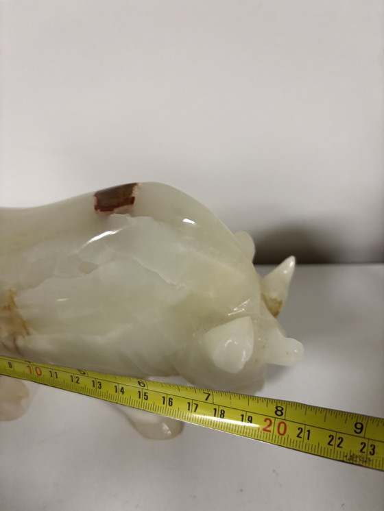 Image 1 of handgeslepen onyx beeldhouwwerk Stier