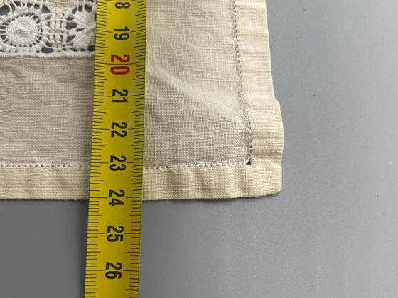 7 antieke linnen theeservetten met opengewerkt kant – monogram F – Decoratieve objecten (photo 4 of 5)