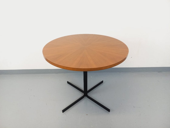 Image 1 of Grande table basse ronde style scandinave vintage modulable en table à manger “monte et baisse”, en teck et métal noir