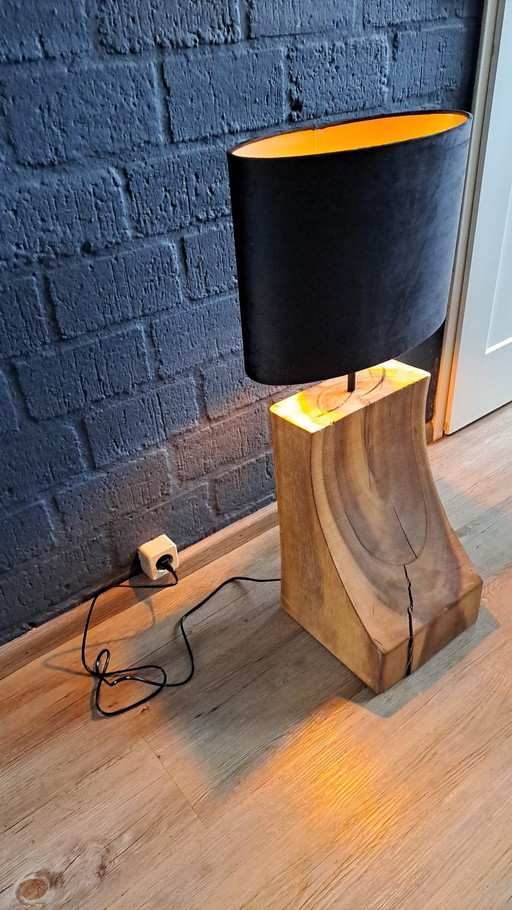 Belle lampe de table en bois de suar avec ampoule et abat-jour noir