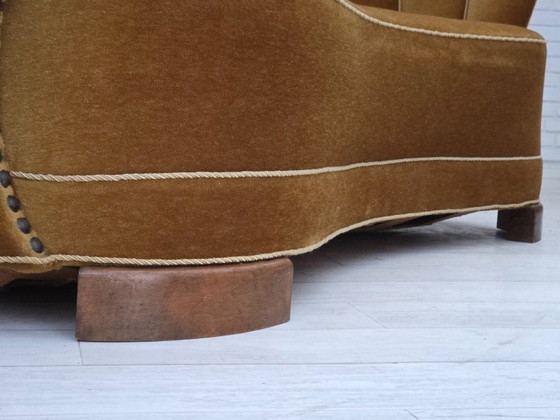 Image 1 of Deense "Banan" tweezitsbank uit de jaren 60, origineel olijfgroen meubelvelours.