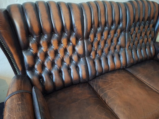 Image 1 of Divano Chesterfield a 3 posti in pelle color castagna