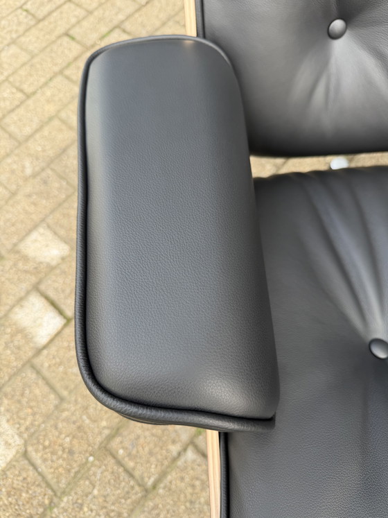 Image 1 of 2 poltrone lounge Vitra Eames XL originali con poggiapiedi, in pregiata pelle nera e palissandro Santos, NUOVE!!