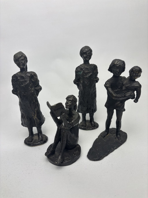 Raro set di 4 sculture in bronzo – Corry Ammerlaan – van Niekerk (CAN) incluse 2× ragazza con peluche