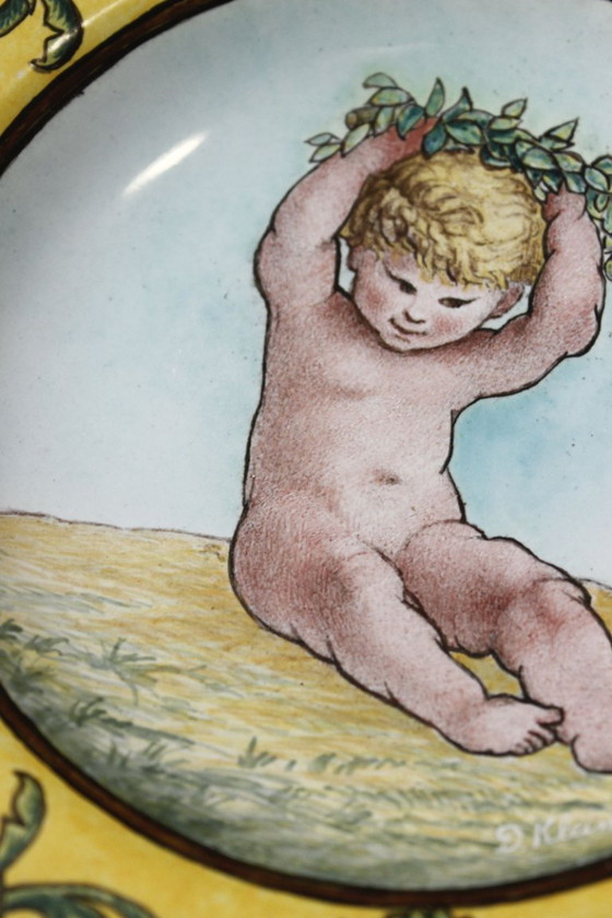 Vecchio piatto decorativo in maiolica con decoro bambino e corona d'alloro, firmato – Oggetti decorativi (photo 5 of 8)