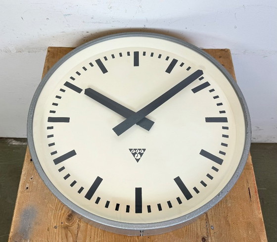 Image 1 of Grote grijze industriële fabriekswandklok van Pragotron, jaren 60