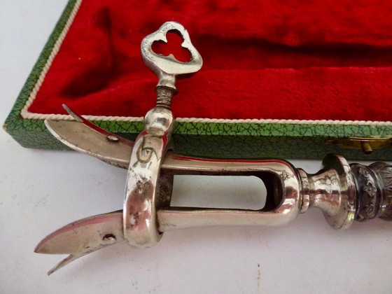 Image 1 of Instrument de service français ancien, appelé "manche à gigot" ou support de gigot d'agneau.