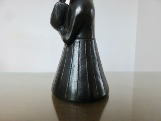 Image 1 of Ceramica nera opaca raffigurante una figura femminile tribale.