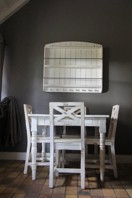 Image 1 of fa Flamant un conjunto de cocina blanco decapado, 4 sillas, una mesa y un estante de pared