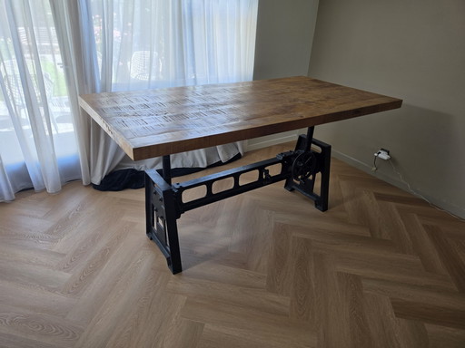 Table de salle à manger industrielle réglable, en bois de manguier et piètement en fonte !