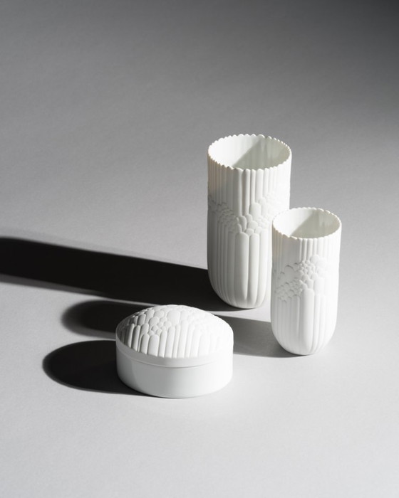 Image 1 of Rosenthal Anemone Porzellan-Trio kleiner Vasen mit Deckelbox von Rosemonde Nairac