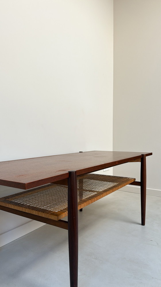 Table basse vintage en bois avec étagère inférieure en osier – Tables basses, Wood, Wicker (photo 6 of 10)