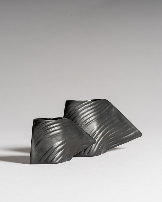 Image 1 of Paire de vases sculpturaux "Scarpa" par Johan van Loon pour Rosenthal, Porcelaine Noire, vers 1980, Allemagne, Studio-Linie