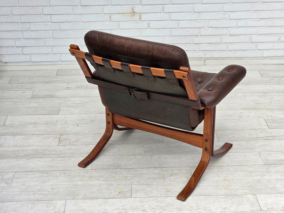 Image 1 of Poltrona norvegese degli anni '70 di Jon Hjortdal, pelle per mobili, legno curvato, tela.