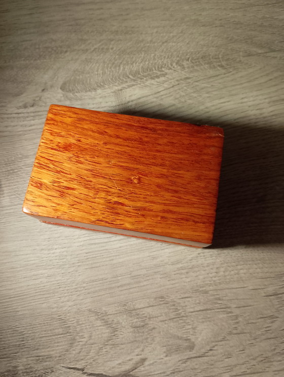 Image 1 of Caja de erudito antigua de madera con decoración de nácar que representa a un niño con un búfalo, Indochina china.