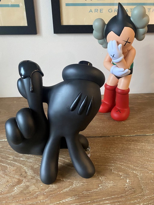 La Hands Vinylfigur The Slick Black Edition, limitierte Auflage von 100 Stück, 2018 – beeldhouwkunst, Plastic