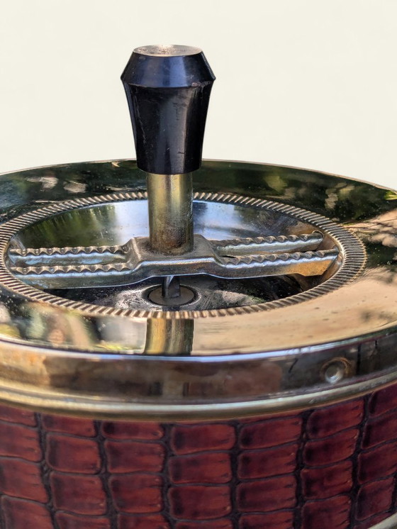 Image 1 of Raro posacenere d'epoca in piedi anni '60/'70 con ripiano in teak e aspetto in pelle di serpente rossa