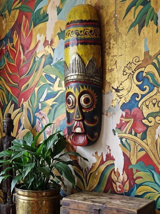 Grand masque Balinais en bois sculpté et peint à la main, Indonésie, années 1970
