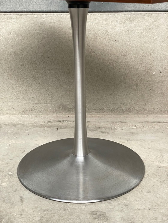 Image 1 of Mesa auxiliar de nogal de mediados de siglo con base de tulipán