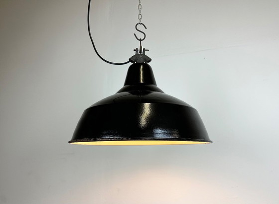 Image 1 of Industriële zwarte geëmailleerde fabriekslamp met gietijzeren bovenkant, jaren 50