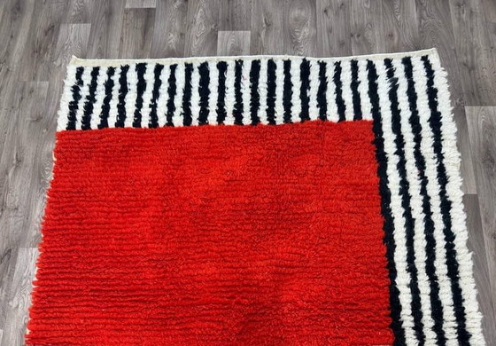 Alfombra bereber roja, tejida a mano con técnicas tradicionales, tamaño 150 x 250 cm. – Alberto Bazzani, Wool (photo 4 of 6)
