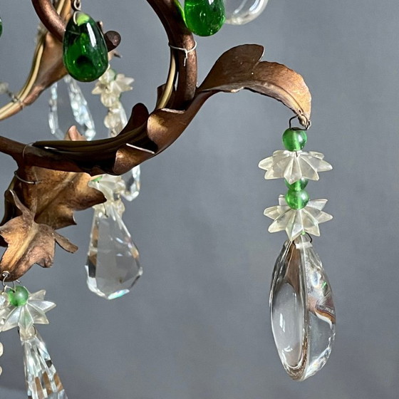 Image 1 of Vintage kroonluchter met zes lampen, versierd met gouden bladeren en kristallen, in klassieke Italiaanse stijl.