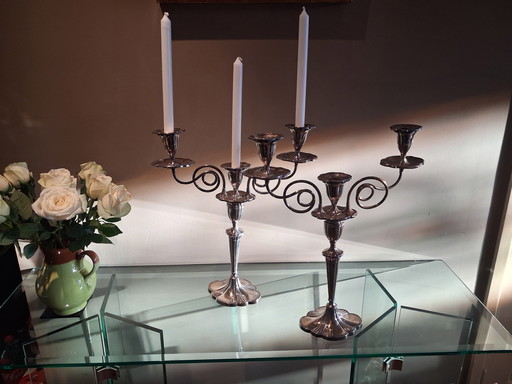 Hermosos candelabros planos de plata