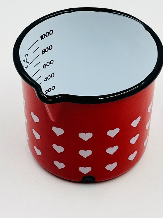 Image 1 of Jarra antigua esmaltada en rojo con corazones de tamaño gradual.