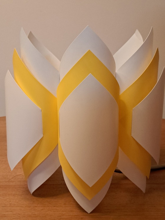 Image 1 of Lampada a sospensione vintage in plastica – Stile Mid-Century – Bianco/Giallo – 34 cm di altezza, 30 cm Ø