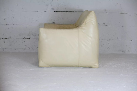 Image 1 of Crèmekleurige fauteuil van leer en schuim