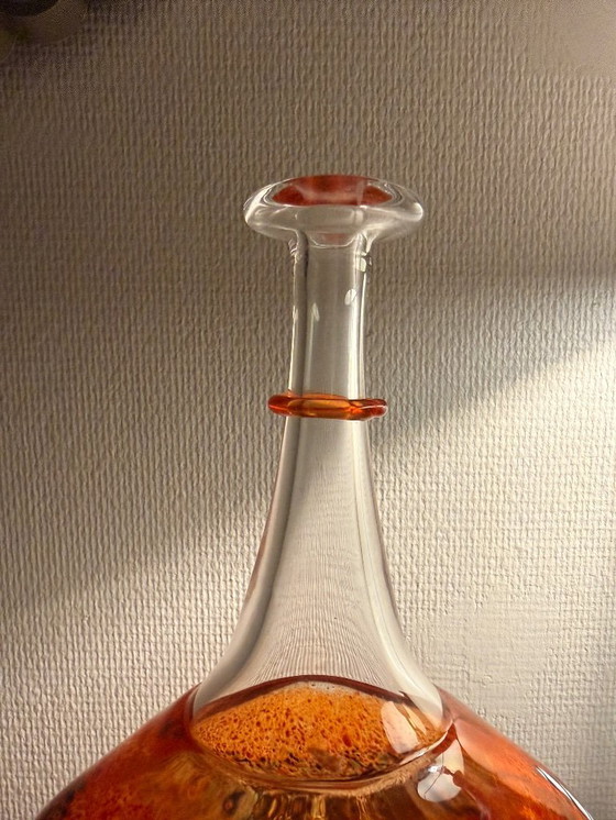 Image 1 of Vase signé Kosta Boda « Satellite » par Bertil Vallien - Grands Confettis Rouges (Modèle 89715)