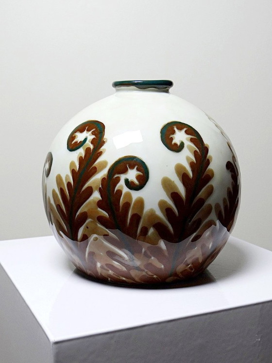 Image 1 of Kleine Tharaud-Porzellankugelvase aus Limoges, ca. 1920-1940
