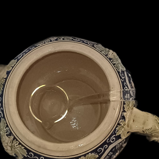 Image 1 of Antica ciotola con mestolo. Motivi di castelli in rilievo.