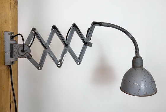 Image 1 of Grijze industriële wandlamp met flexibele arm van Elektroinstala, jaren 60.