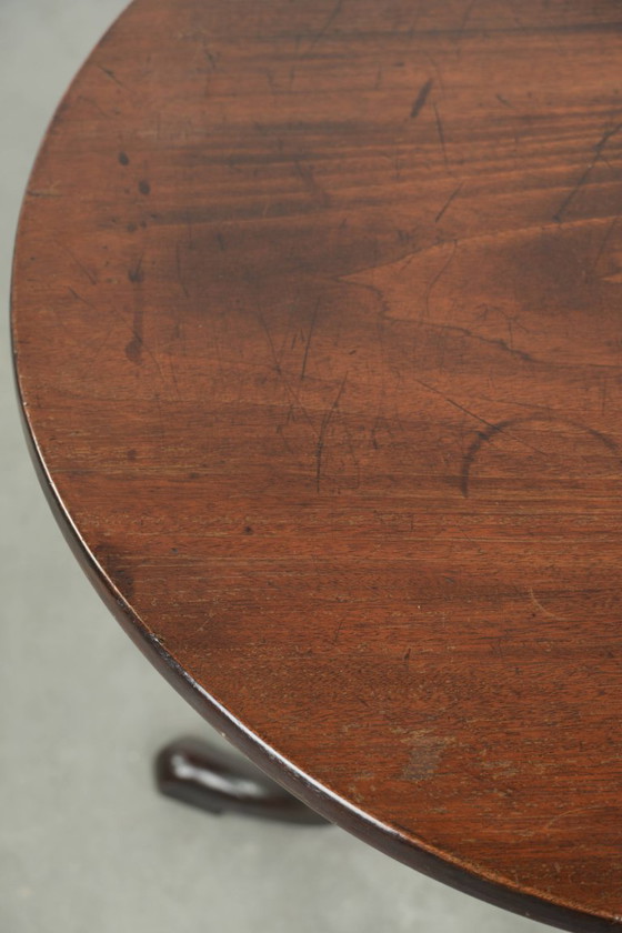 Image 1 of Ronde antieke Engelse tilt top table/ bijzettafel uit begin 19e eeuw met een prachtig patina
