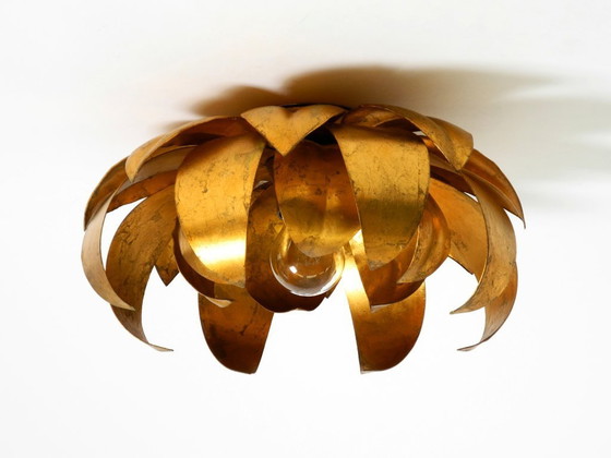 Image 1 of Magnifique applique murale ou plafonnier floral plaqué or des années 1970, orné de grandes feuilles et de style Régence.