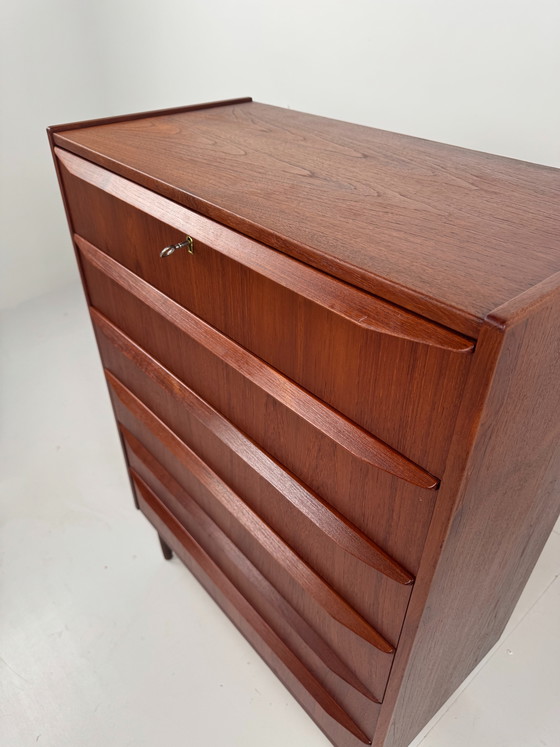 Image 1 of Commode danoise en teck – Élégance de la façade sculptée