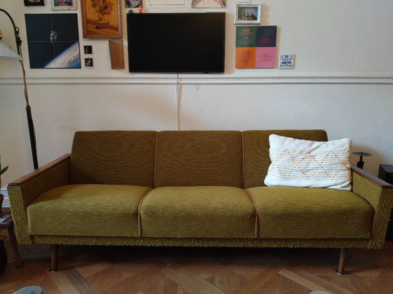 Image 1 of Originales goldgrünes Mid-Century-Sofa aus den 1960er Jahren – ein seltenes Designstück