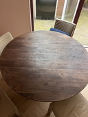 Mesa de comedor redonda de madera de nogal