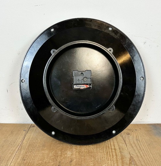 Image 1 of Industriële bakelieten fabriekswandklok van Pragotron, jaren 70